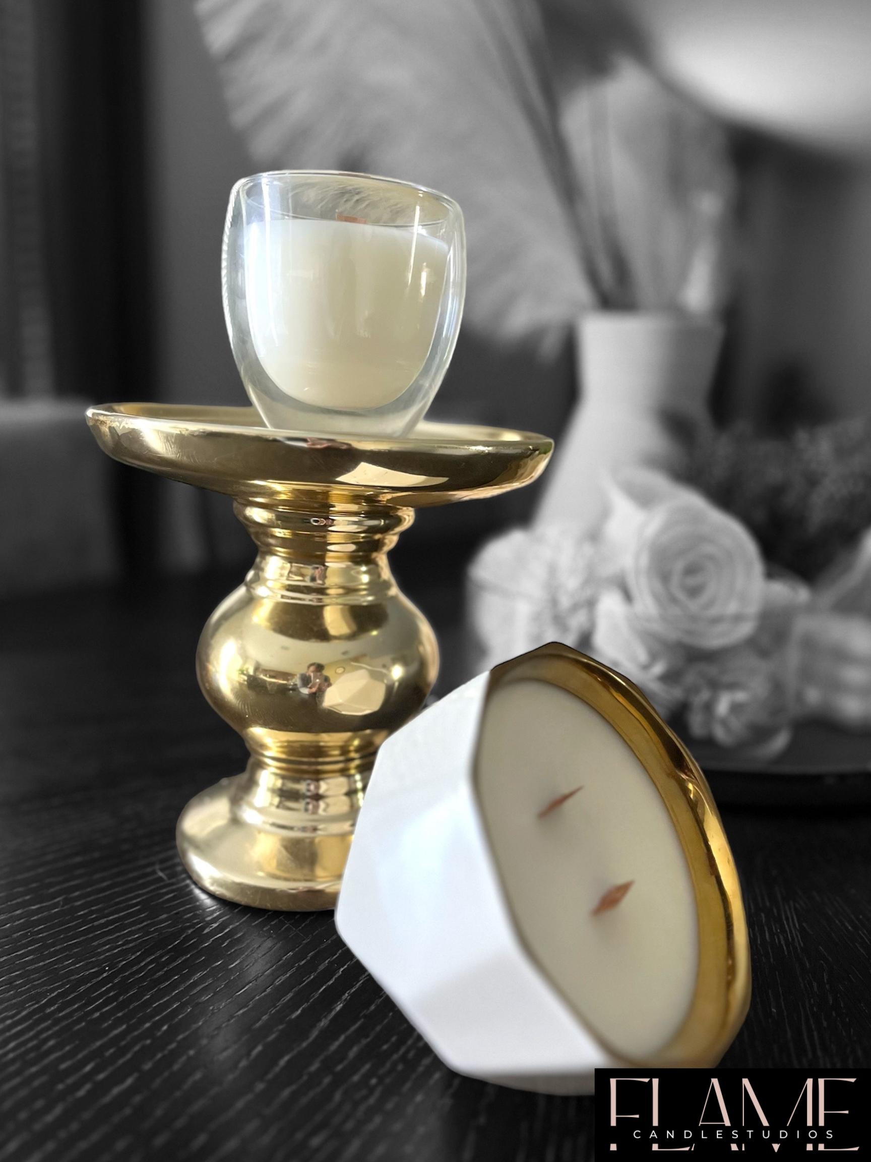 a fine likeness of: TOM FORD Vanille - Luxe Blown-glass Wooden wick Floating candle.